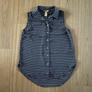 H&M Blue and White Patterned Button Down Sleeveless Blouse - Size 0 or XS
